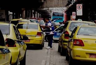 Rio: Táxis são alvo de operação em áreas turísticas